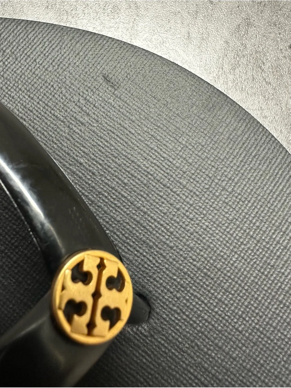 Tory Burch Chelsea Flip Flop Sandals Black Gold Logo Size 10